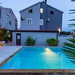 Katina Apartment With Private Pool